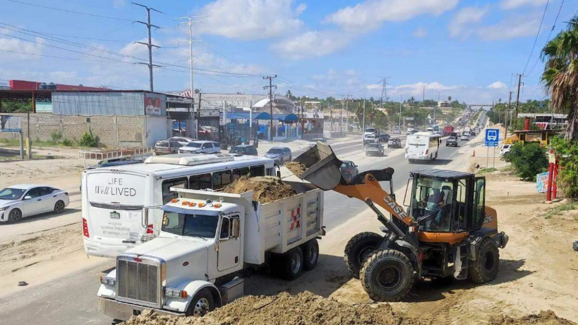 Retiran arena en calles de Los Cabos afectadas por la tormenta tropical Ileana